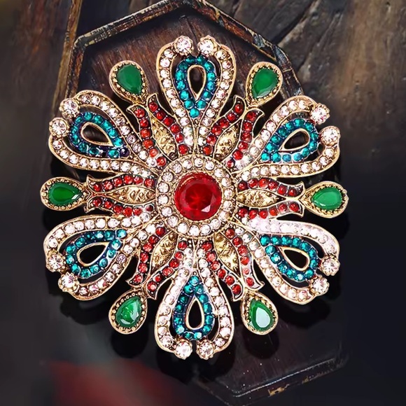 Vintage Baroque Queen Crystal Elegant Brooch - Picture 7 of 13